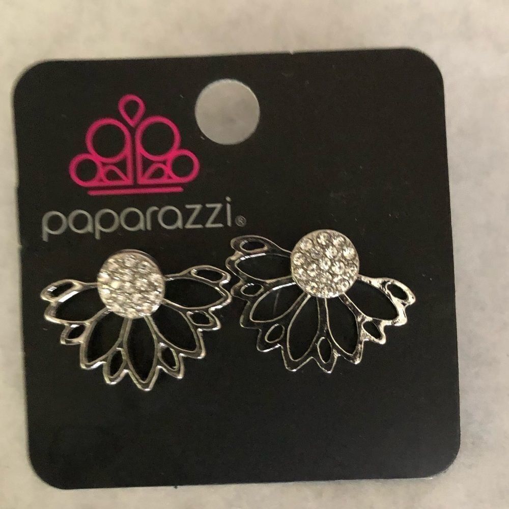 🍭6/$30 Paparazzi Fan Earrings